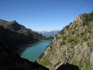 Dalla sponda opposta del lago (sullo sfondo il Monte Arera)