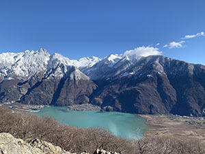 ... con panorama sul Lago di Mezzola