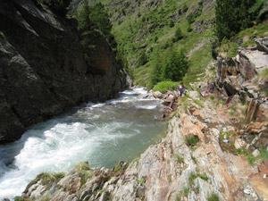 Nella gola accanto al torrente