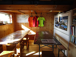 Interno del rifugio - saletta