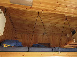 Interno del rifugio - posti letto nel soppalco