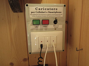 Interno del bivacco - carica batterie