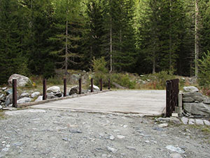 SECONDO ITINERARIO PER GLI ALPEGGI DI VEZZEDA - Il ponte sul torrente della Valle del Muretto