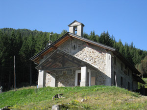 Il lato del rifugio con la chiesetta