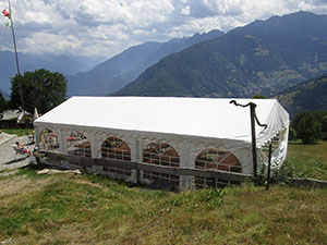 Tendone per l'estate a lato del rifugio