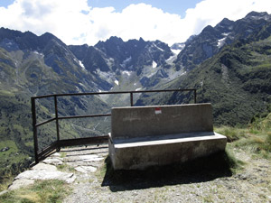 La doppia panchina con vista sul Gruppo del Coca versante Nord