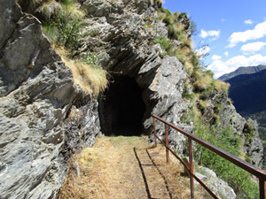 Il tunnel scavato nella roccia