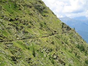 Il sentiero scavato lungo le pendici del Pizzo Culdera