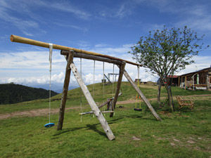 Altalene accanto al rifugio