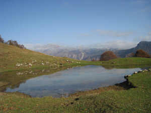 Il laghetto a 25 minuti dalla Cascina Pranra