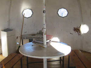 Interno del bivacco