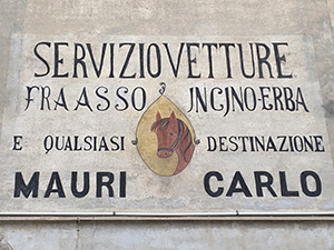 Vecchia insegna di un servizio trasporti con cavalli