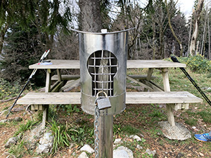 Tavolo, panche e Madonnina