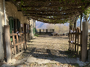 Ingresso nel cortile del'Agriturismo Cassina Enco
