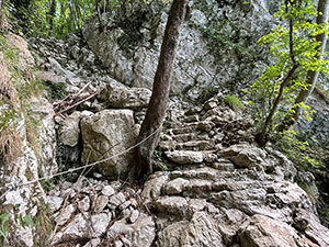 Facciamo la deviazione per l΄Eremo e scendiamo dei gradini di roccia