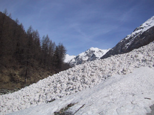 Una valanga che blocca il cammino