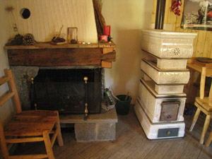 Interno: camino e stufa