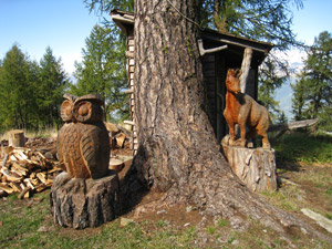 Alcune delle sculture attorno alla baita