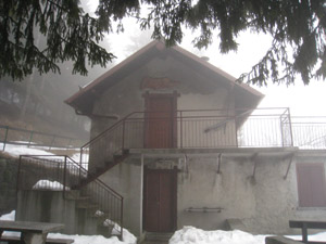 Veduta invernale del rifugio tra neve e nebbia