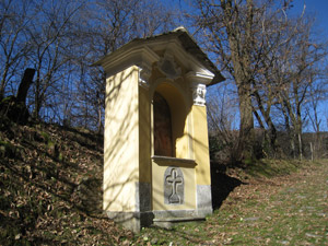 Una delle cappelle della Via Crucis tra Bruzella e Zch