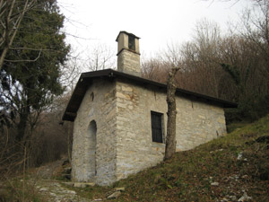 La chiesetta di San Carlo lungo la Via dei Monti Lariani