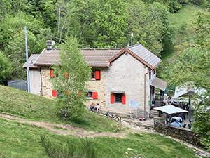 Il rifugio visto dalla chiesetta