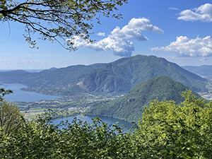 Bivio con panchina e panorama