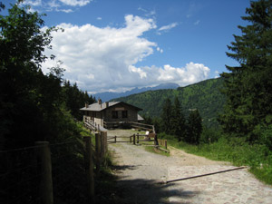Arrivo al rifugio in estate