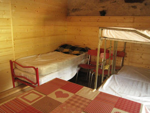 Interno del bivacco: letti