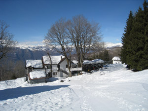 Veduta invernale del rifugio con la neve