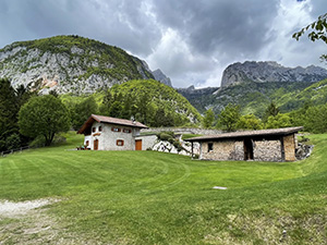 Verso i "Fortini" -  Una casa nei prati