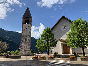 La Chiesa Parrocchiale di Molveno con il campanile staccato
