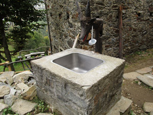 La fontana tra le case di Frasnino