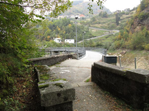 La parte finale della diga e iniziale del sentiero