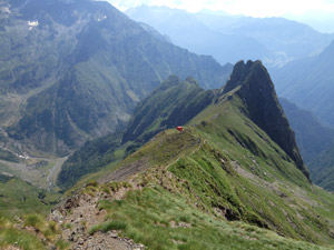 Verso la cresta con il bivacco