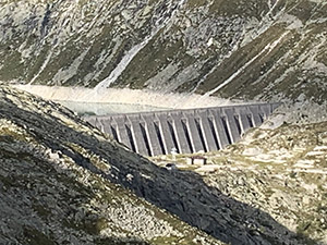Gi vediamo in lontananza la diga del Lago Pantano