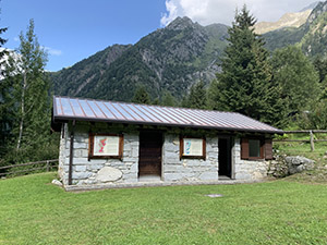 La baita con i bagni nell'area pic-nic di Malga Caldea