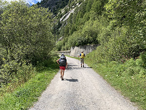 Sulla sterrata che costeggia i primi laghi