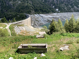Davanti alla diga del Lago Benedetto