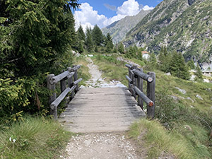 Ponticello dove inizia il sentiero per il Rifugio Occhi