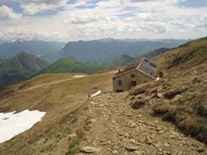 Salendo dal rifugio verso il M. Garzirola