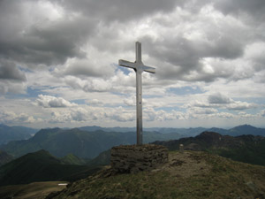 La croce sulla prima cima del Monte Garzirola