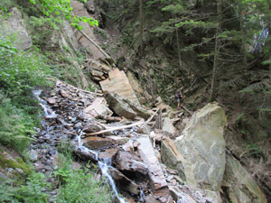 Attraversiamo un torrente tra massi franati