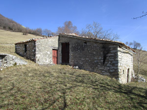 Una vecchia cascina, poco prima di arrivare al rifugio