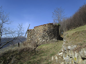 Arrivati a questo rudere prendiamo il viottolo alla destra