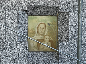Affresco su una casa, dietro a un ponteggio