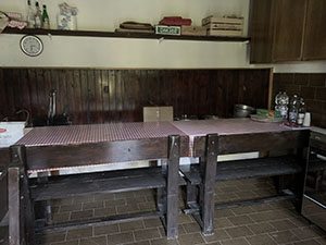 Interno del baitello: tavoli