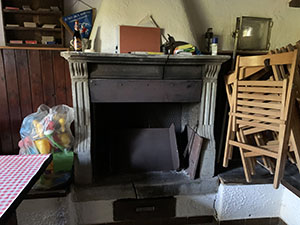 Interno del baitello: camino