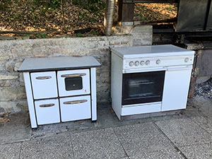 Sotto alle tettoie: forno e fornello