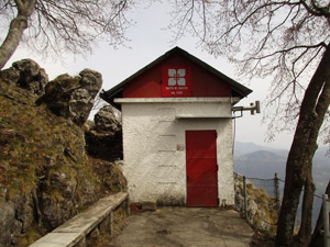 La baita (chiusa) in cima al M. Zucco